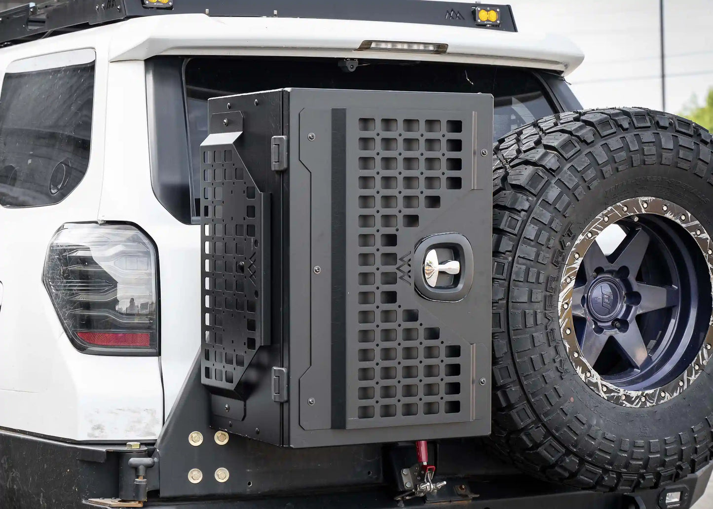 Backwoods Universal Adventure Storage Box (19x28x15)